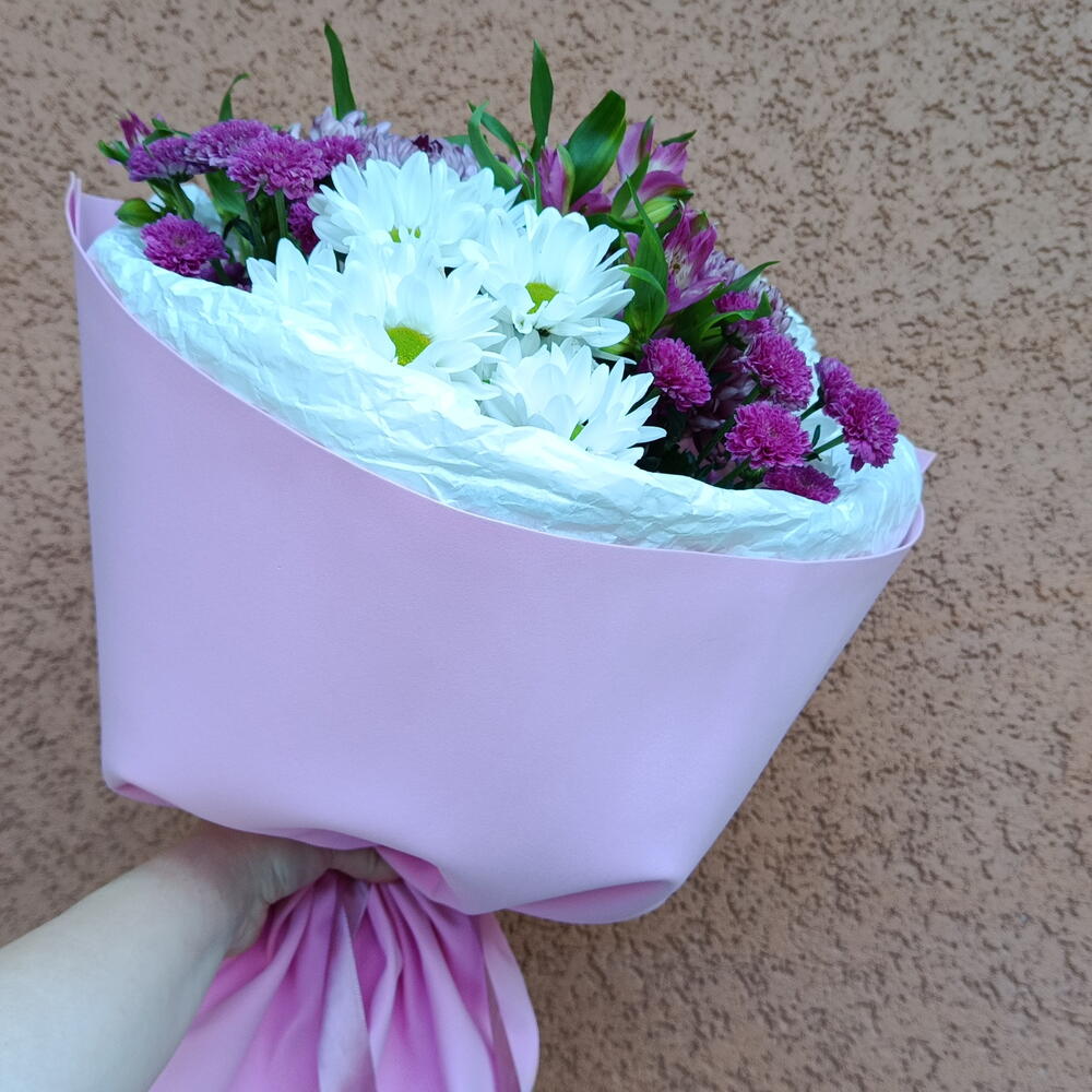 Букет хризантем с альстромерией