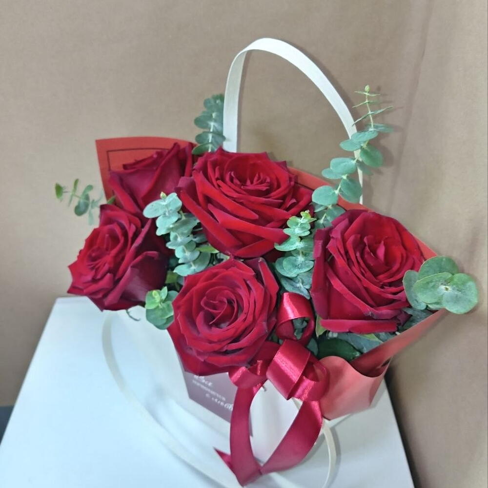 Композиция алые розы 🌹