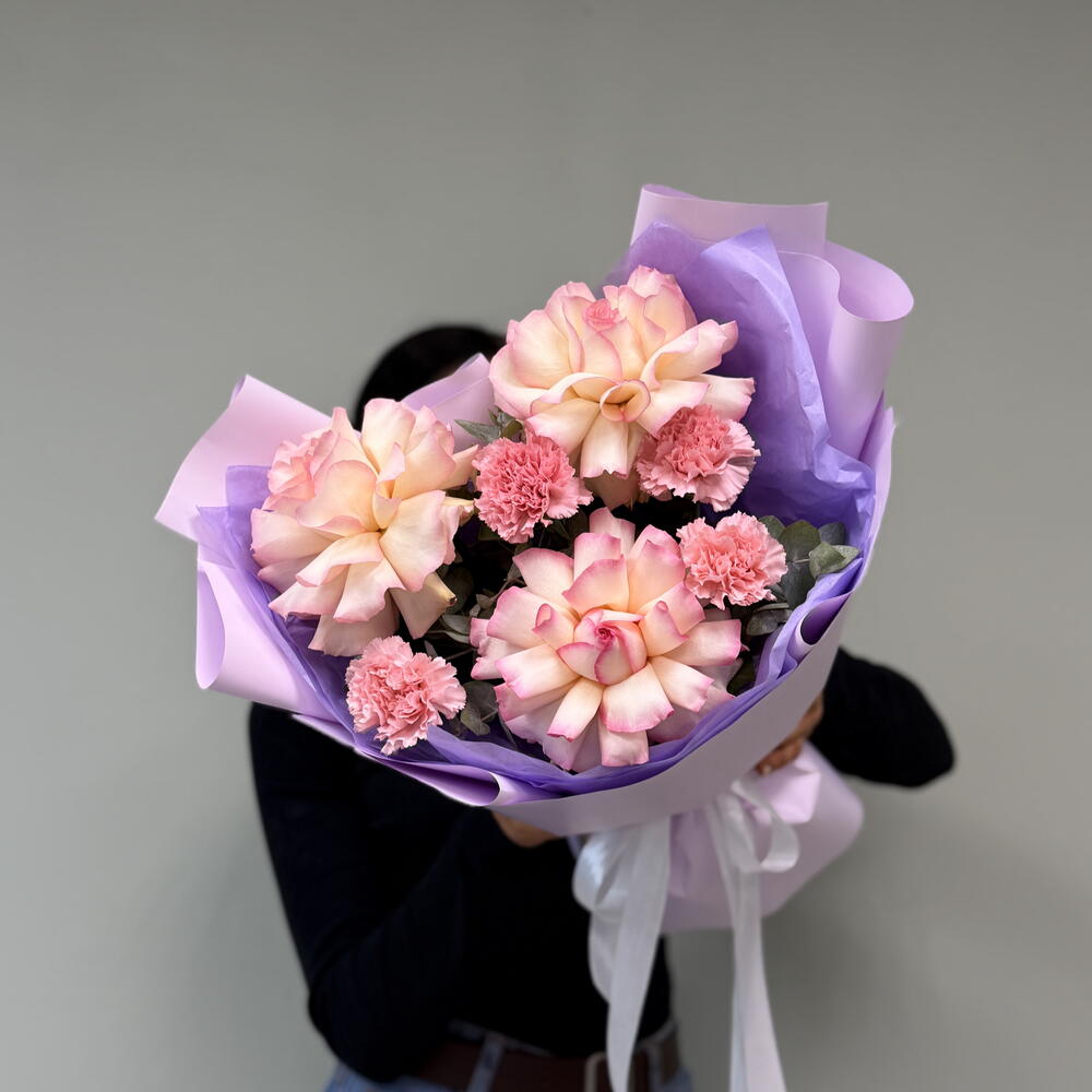 Букет  «Французский намёк» 🇫🇷🌸из роз сорта Esperance и  стойких диантусов🎀