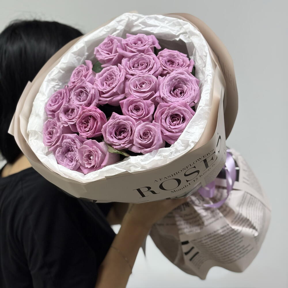 Poesia Rosa — букет из 19 лавандово-розовых роз в винтажной упаковке