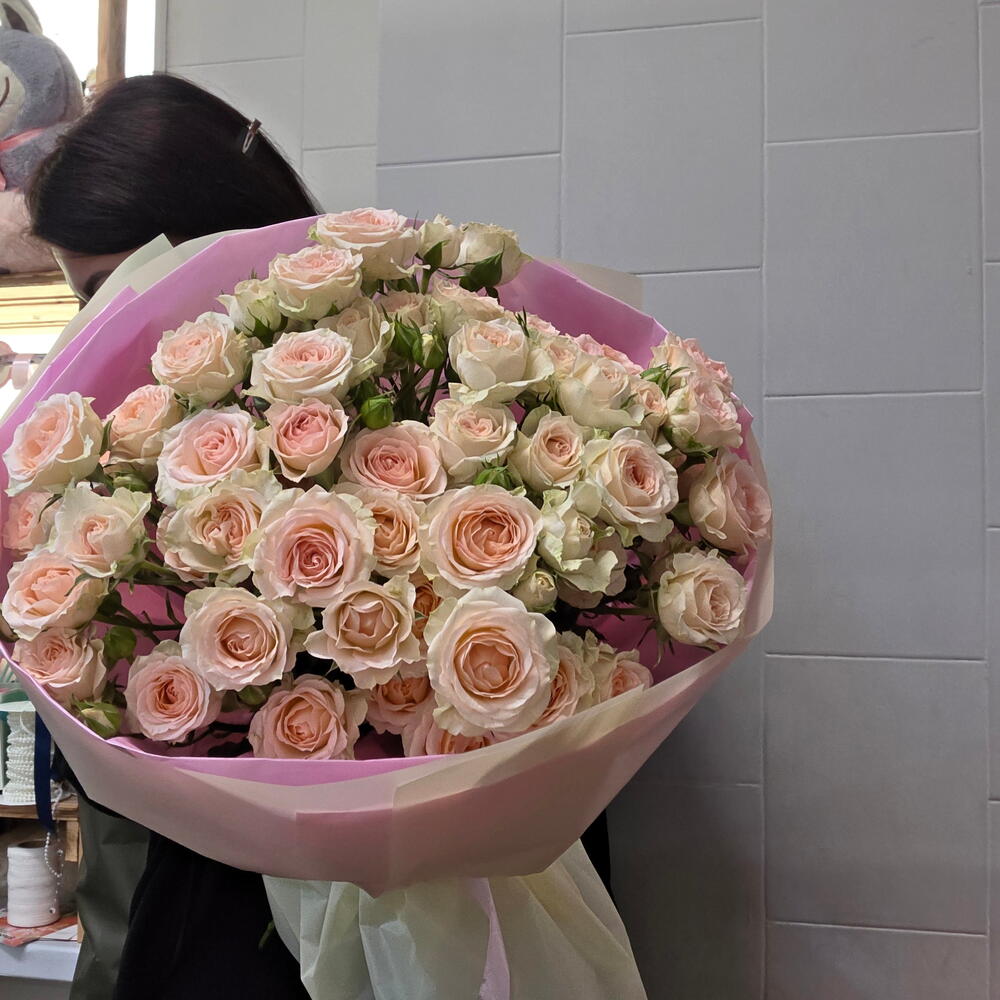 Букет из персиковых кустовых роз 🧡