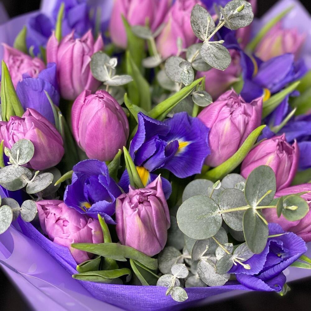 Ramo de iris con tulipanes