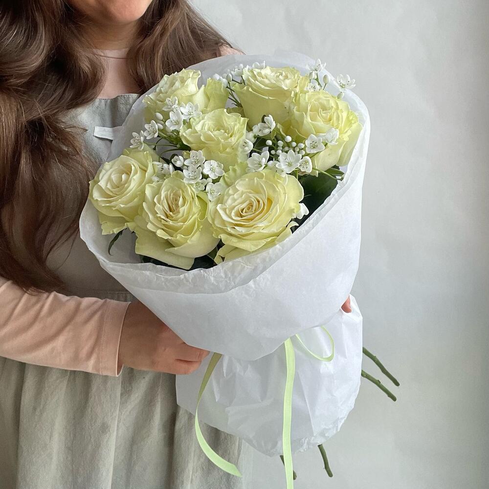7 пионовидных роз + аллиум