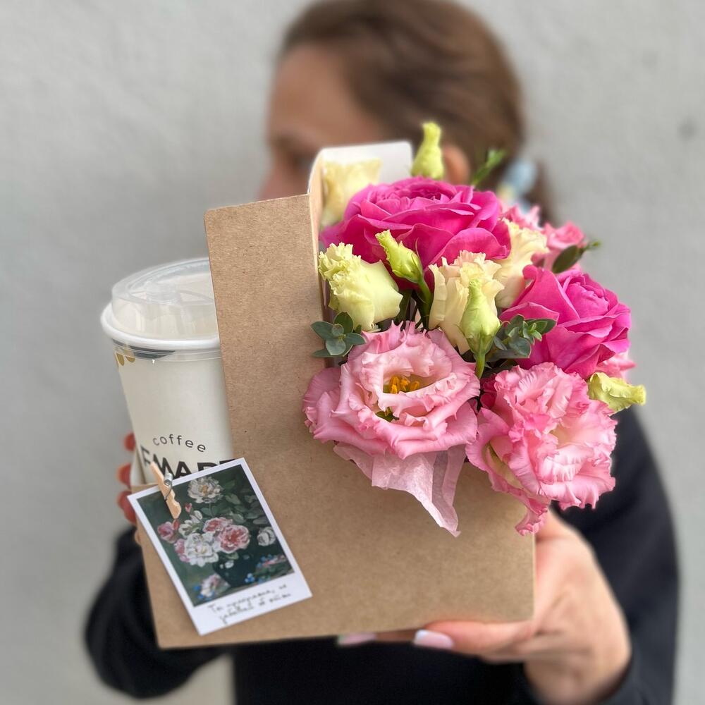 Подарочный набор с цветочной композицией и малиновым рафом, Цветы и ...