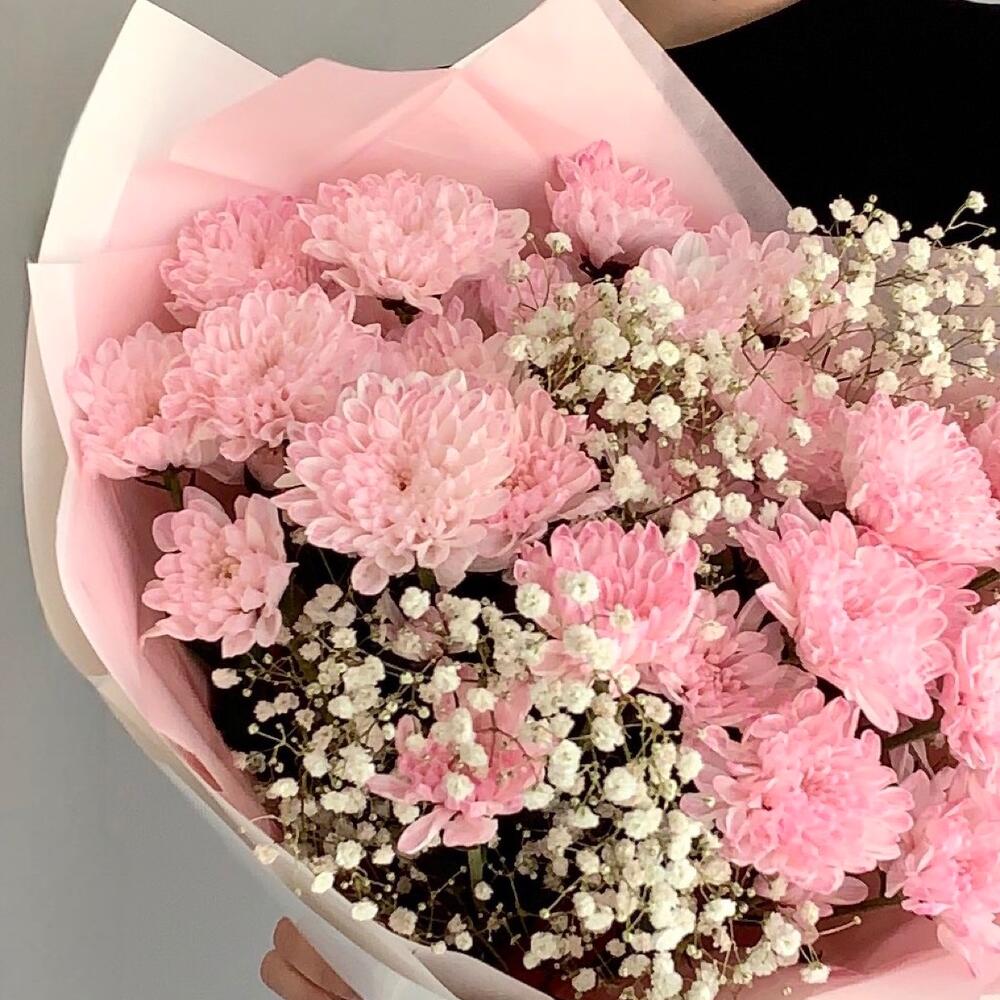 Нежно-розовая хризантема с гипсофилой 🌸🤍