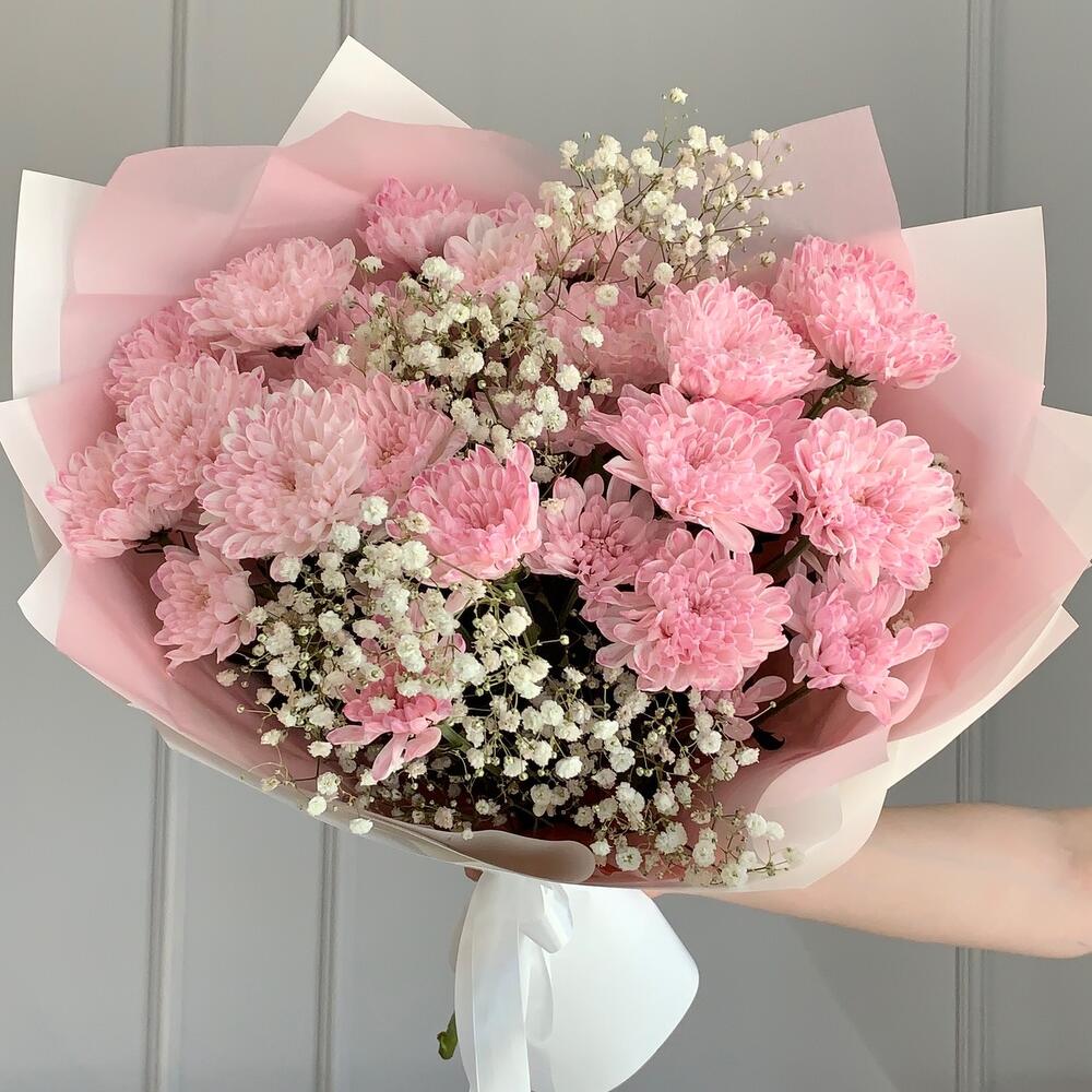 Нежно-розовая хризантема с гипсофилой 🌸🤍