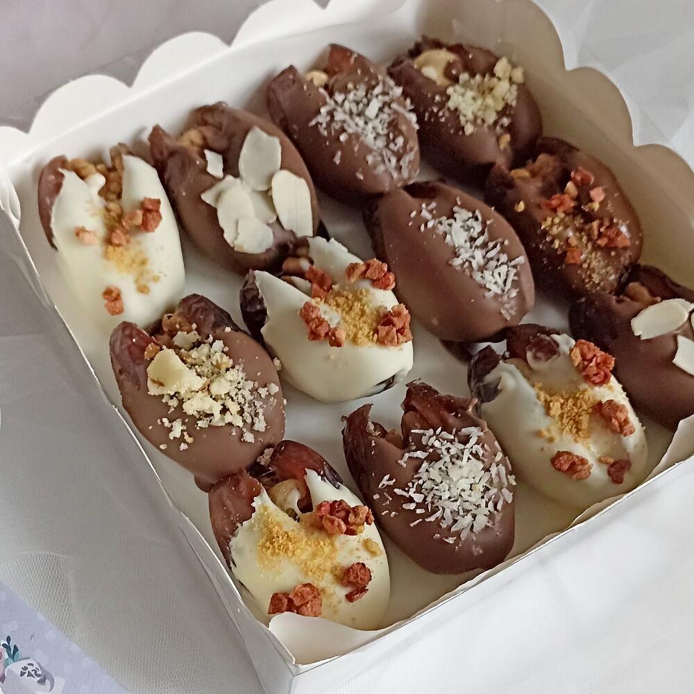 Финики в белом и молочном шоколаде