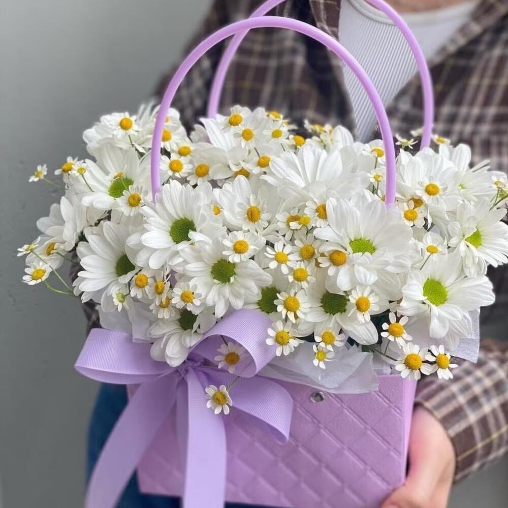 Сумочка кустовая хризантема и танацетум