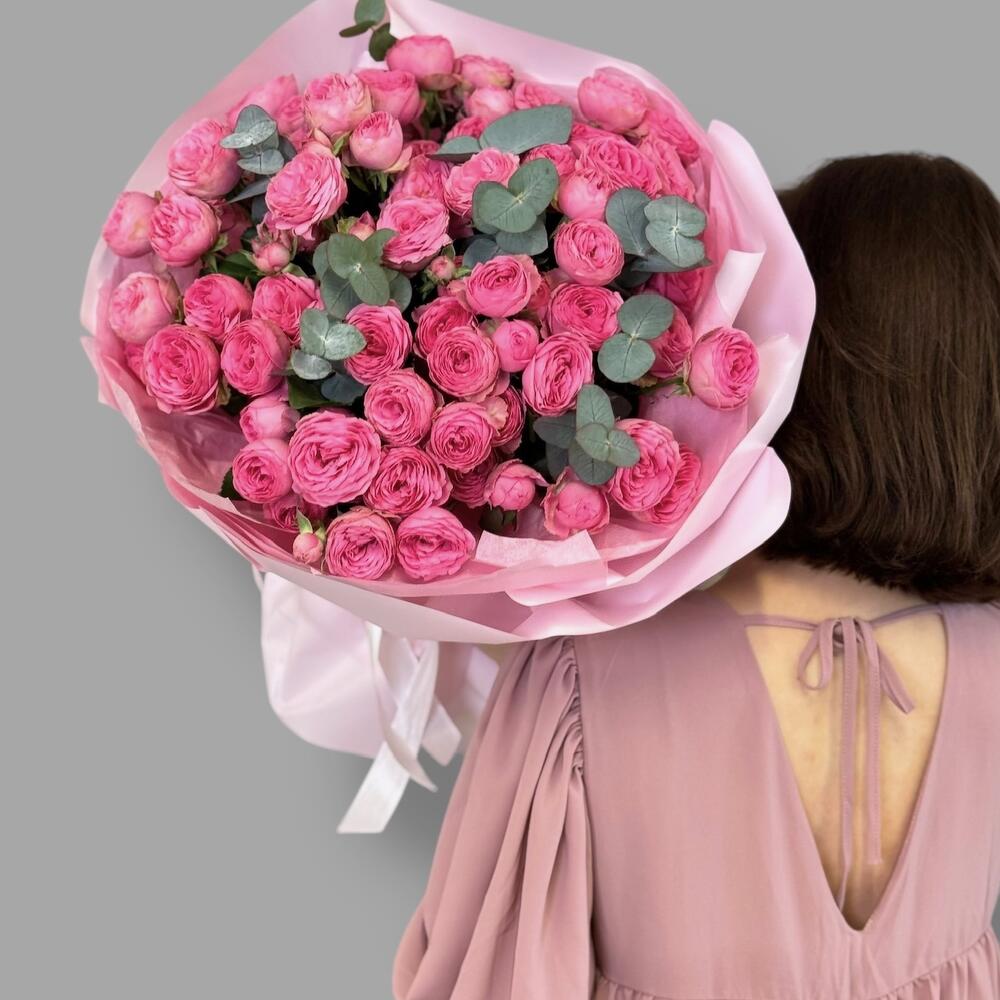 Monobucket of 15 bushy peony-shaped roses "Giselle" with eucalyptus