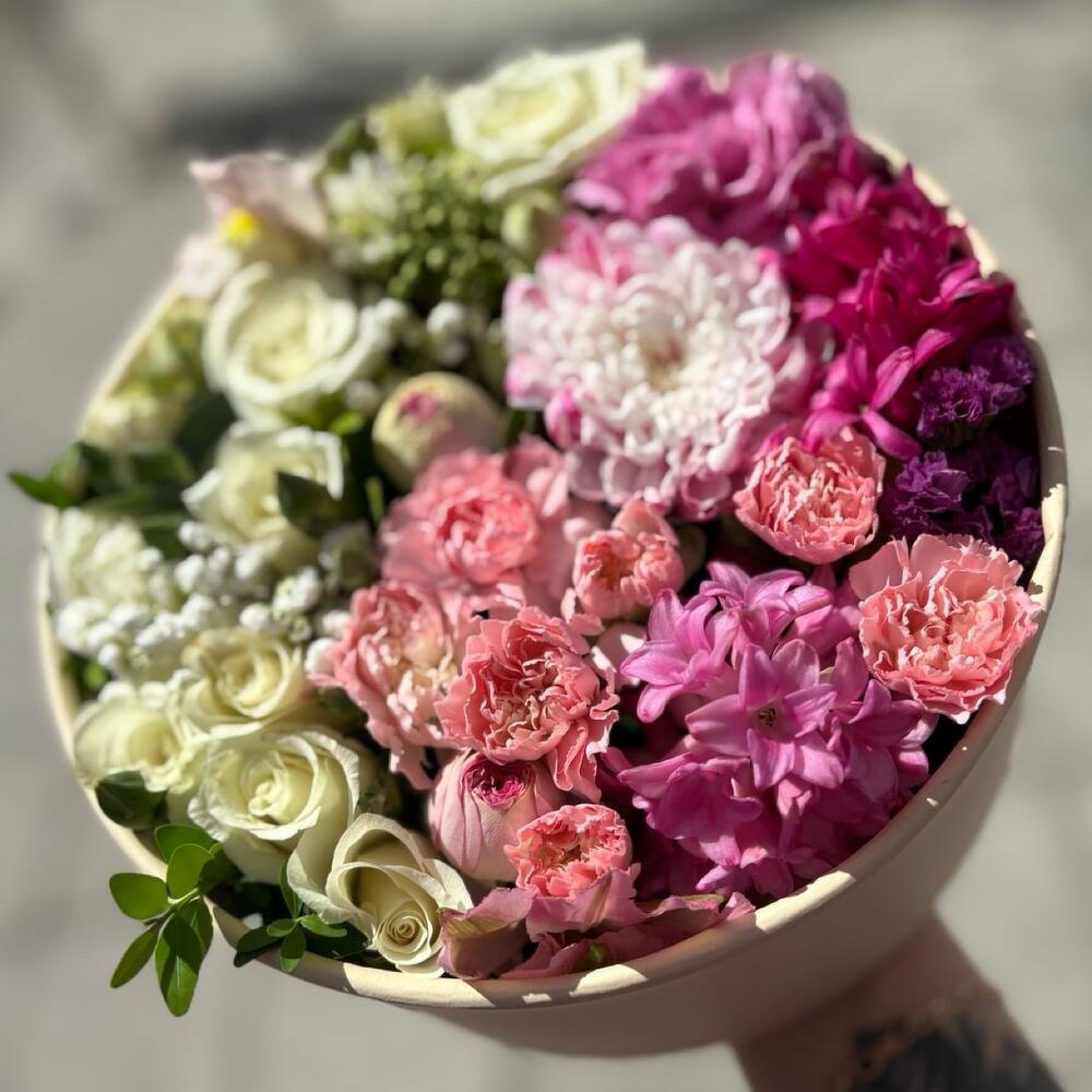 Розы и диантусы в коробке