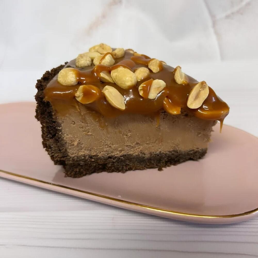 Шоколадный чизкейк с арахисом и солёной карамелью