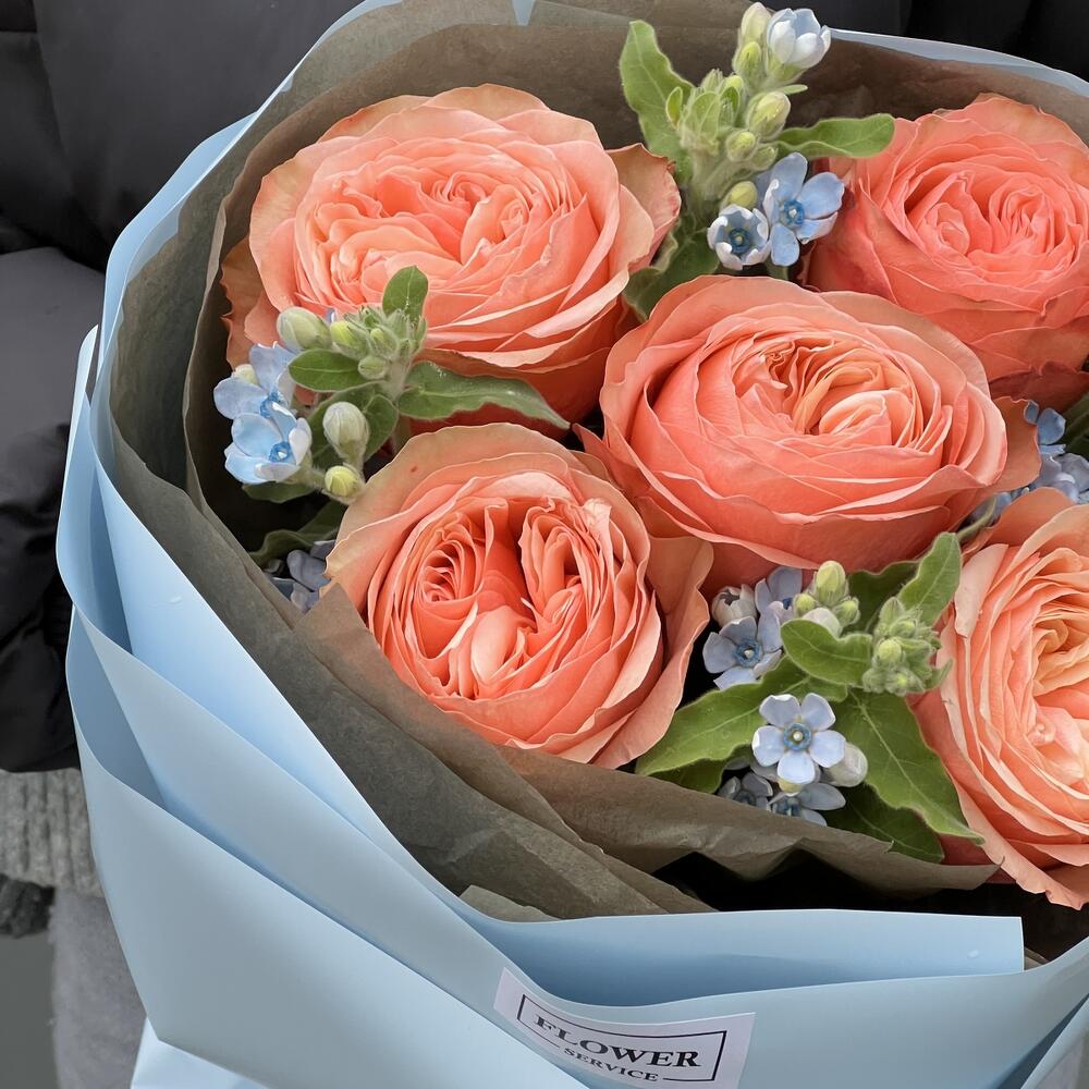 An attractive bouquet of Kahala and oxypetalum roses