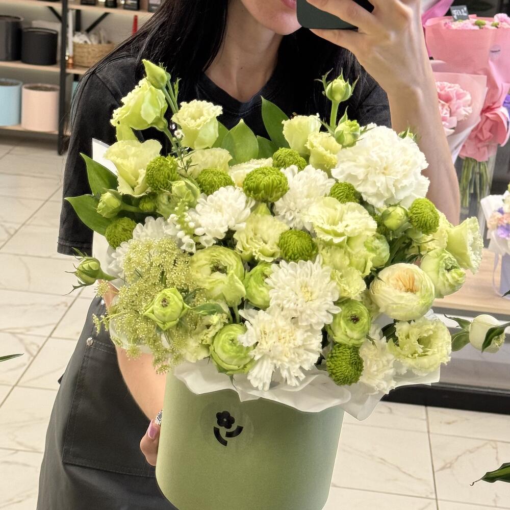 Композиция из зеленых кустовых роз
