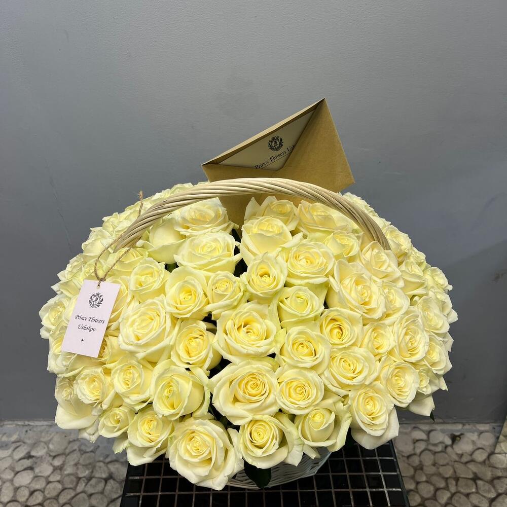 Корзина с цветами 101 белая Роза
