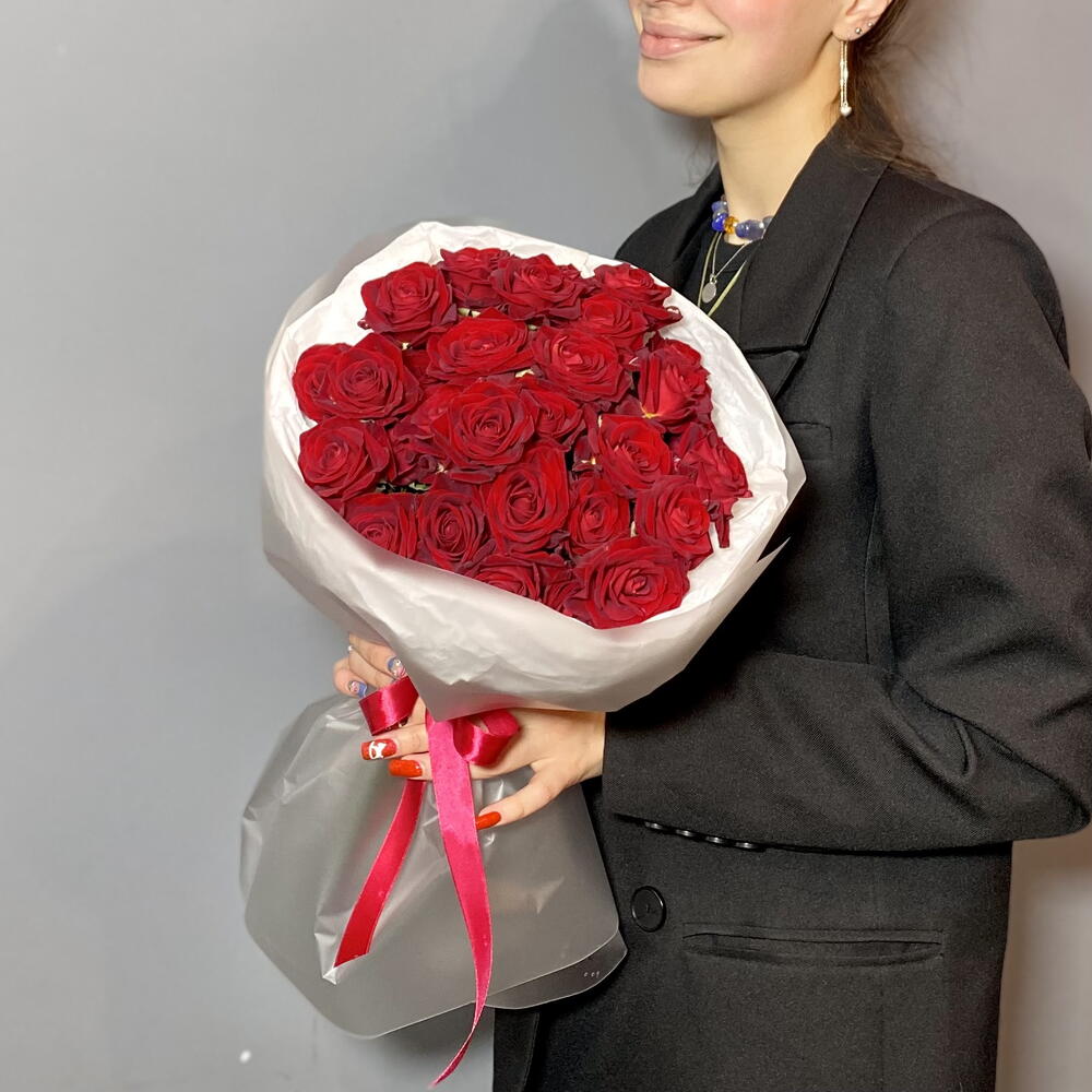 Классика 🌹 Воздушный букет красных кустовых роз (9 шт)