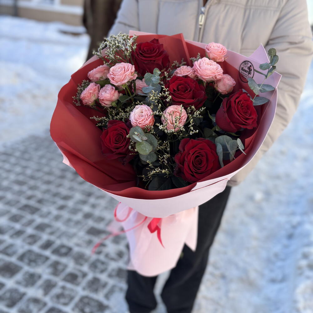 Букет «Любовь» из красных роз, кустовых пионовидных роз и эвкалипта
