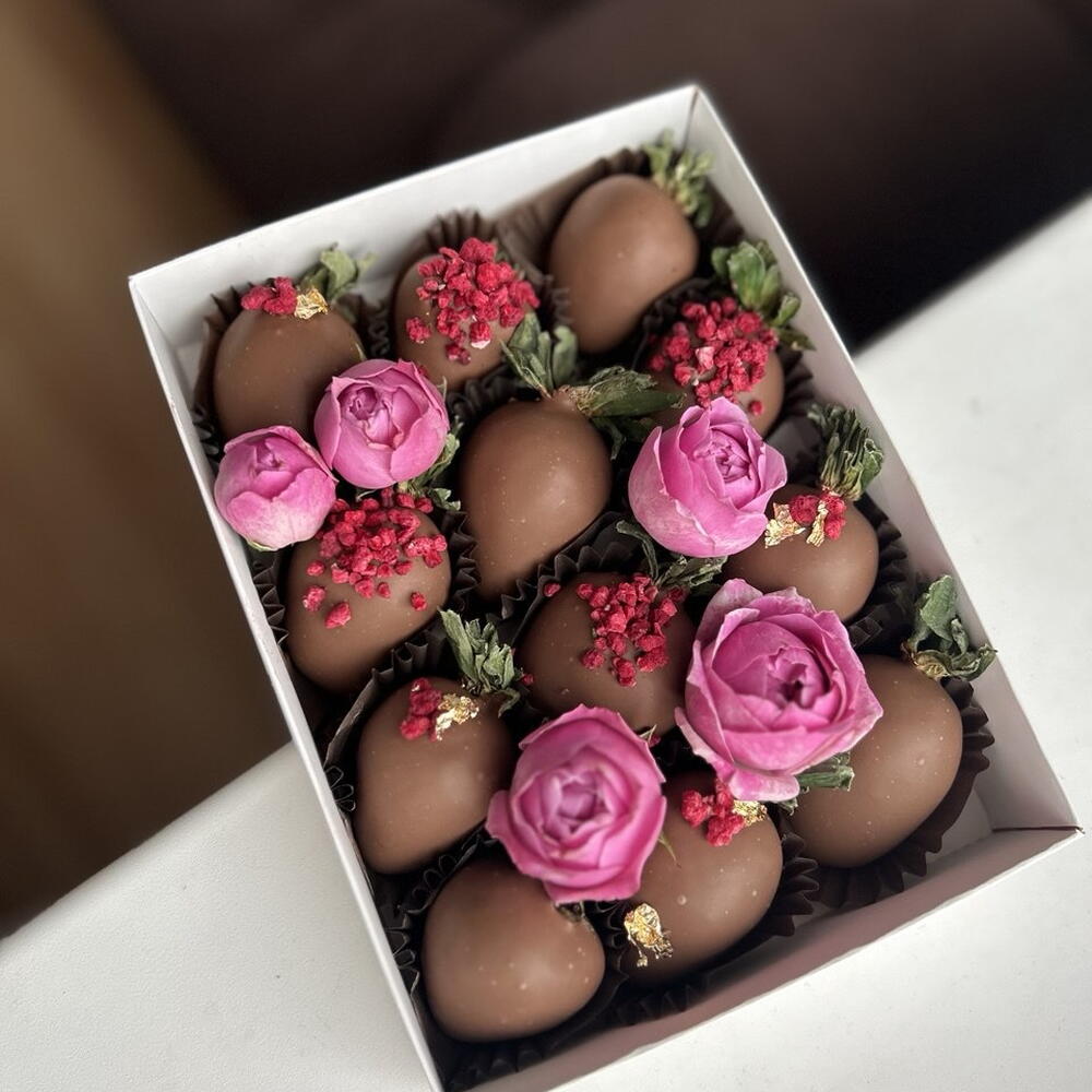 Клубника в шоколаде с розами