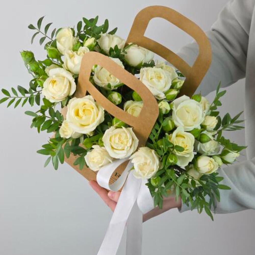 Композиция из белых кустовых роз