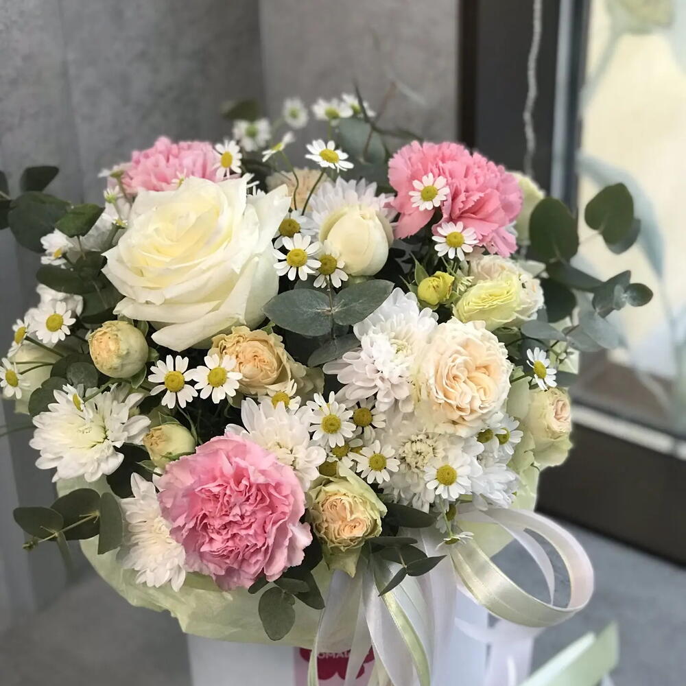 Нежная коробка🌸 с хризантемой, розой, ромашкой и эвкалиптом в желто-розовой гамме