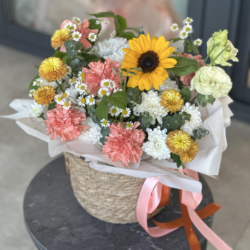 Корзина с подсоднухом, эустомой и листьями малины💛
