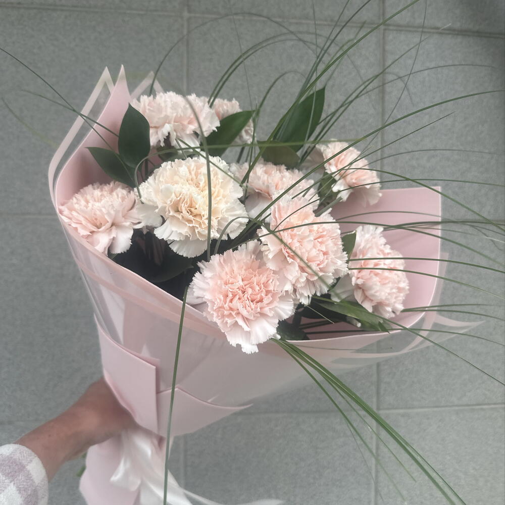 Букет из диантусов и зеленью