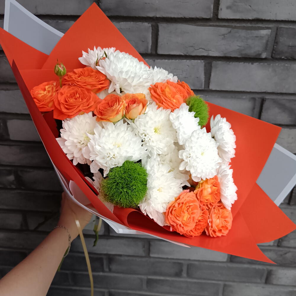 Яркий букет с оранжевой кустовой розой Кинг Баблс 🧡