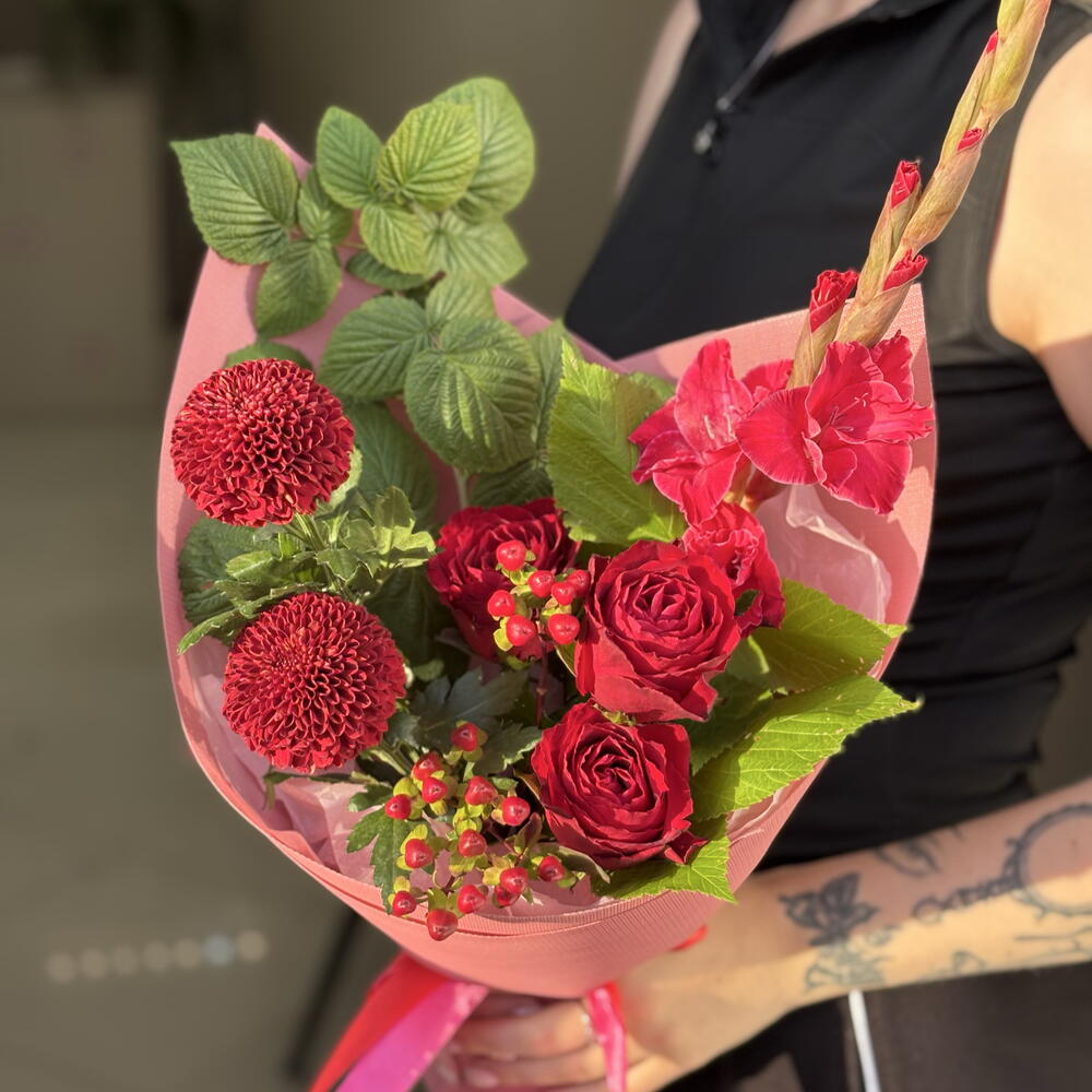 Букет на 1 сентября из красных роз с гладиолусом и хризантемами 🌹