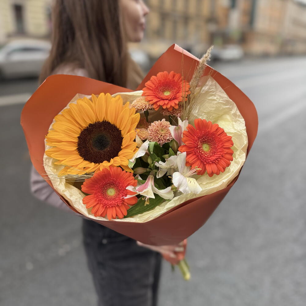 Букет с подсолнухом,гермини,альстромерией и колосьями