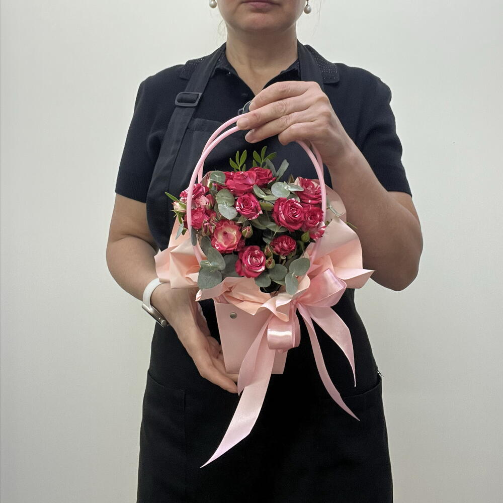 Композиция Искра из кустовых роз и эвкалипта в мини сумочке