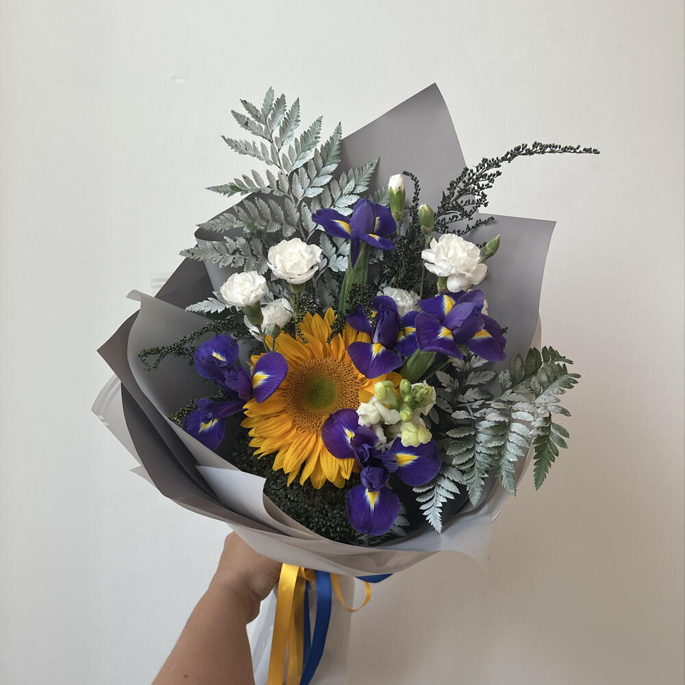 Букет с подсолнухом и ирисами 🌻