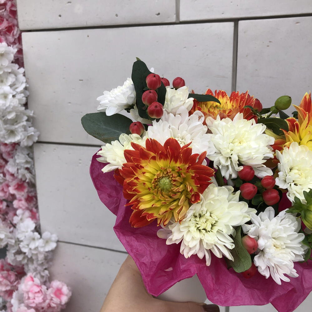 Композиция с Гиперикумом и георгинами