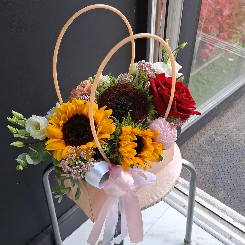 Композиция в сумочке с цветами 8934