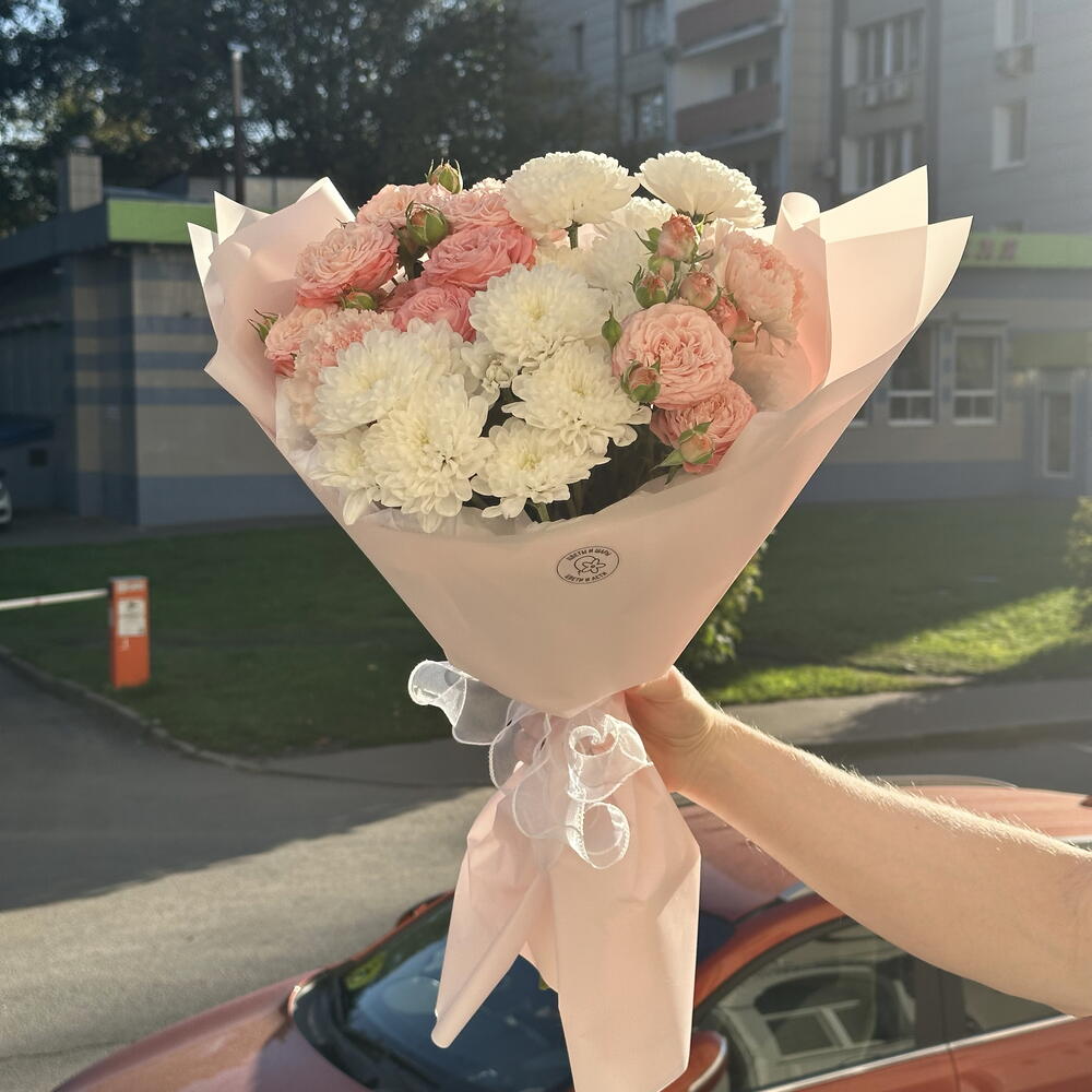 Нежный букет кустовые розы, гвоздики, хризантемы