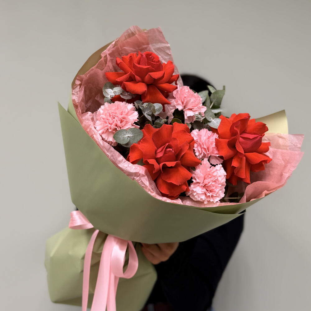 Авторский букет «Тихий шик: французская роза и стойкий диантус» 💐🎀