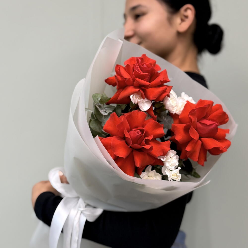 «Нежная гармония: роза „Нина плюс кустовой диантус» 🌹️