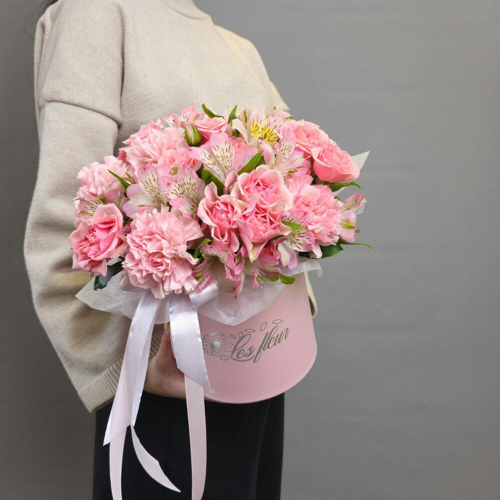 Кустовые розы, альстромерия, гвоздика розовый микс в коробке les fleur (В0084)