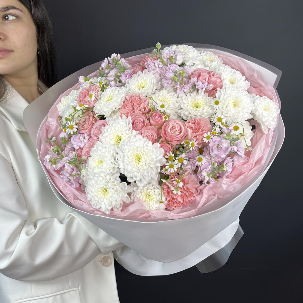 Дофаминовый букет из ароматной маттиолы, кустовой розы и хризантемы , в нежной упаковке