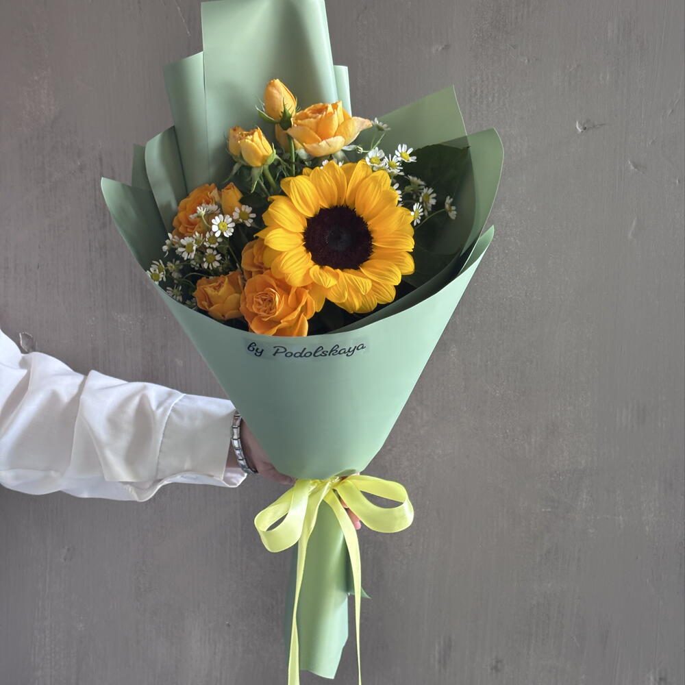 Солнечный авторский букет из подсолнуха, кустовых роз и ромашек
