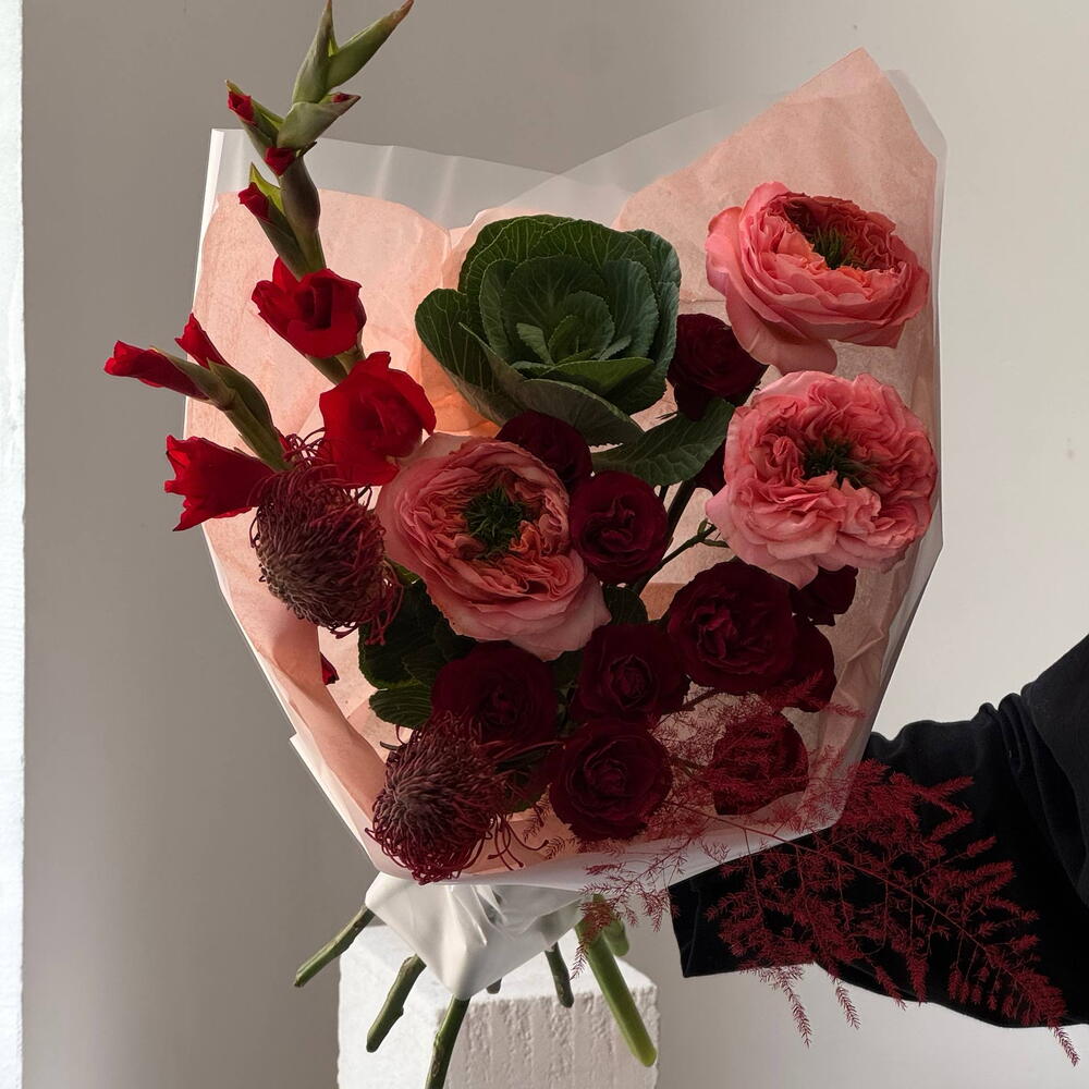 Готовый букет с розой мандарин, гладиолусами, брасикой♥️