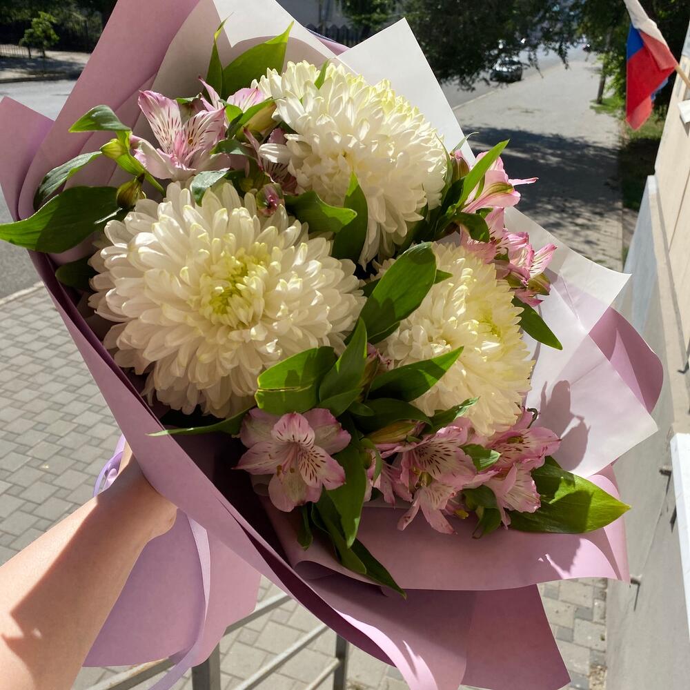 Букет из альстромерий и хризантем