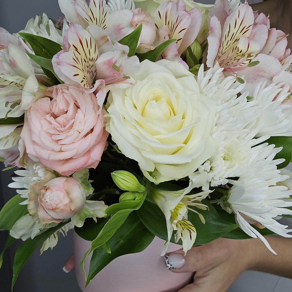 Цветы в коробке "Ясения" из кустовой розы, альстромерии