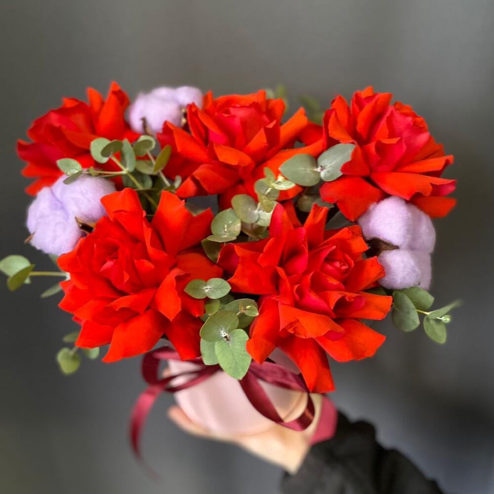 Алые розы с хлопком
