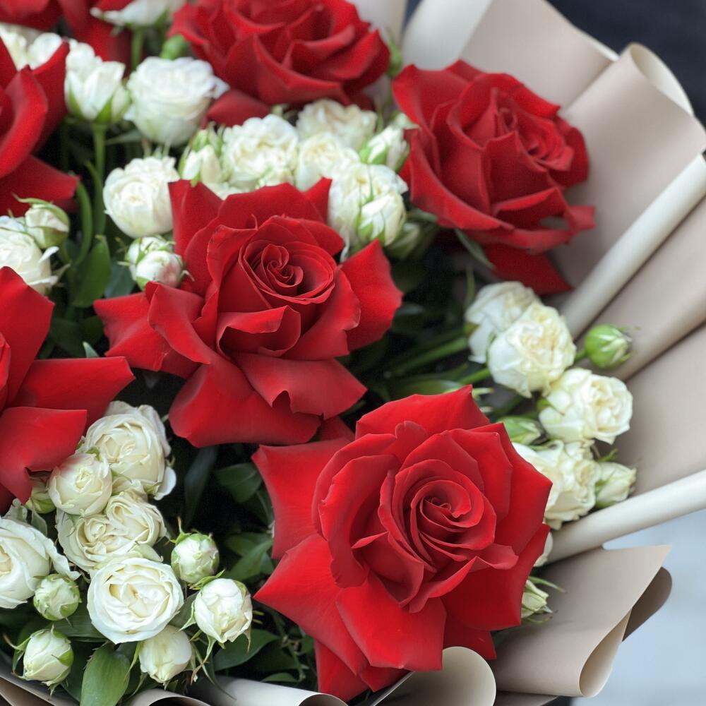 Holland roses and Spray roses bouquet💞