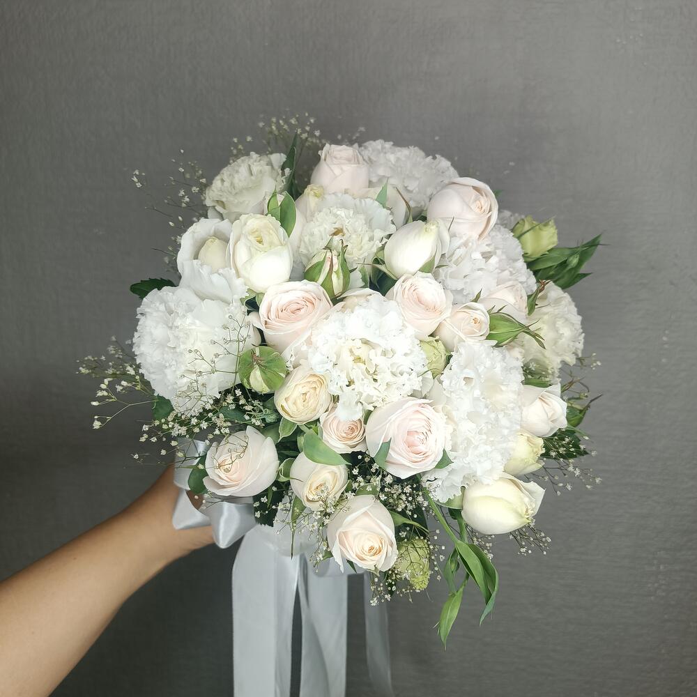 Свадебный букет с нежной кустовой пионовидной розой и махровой эустомой 🤍👰‍♀️🤵‍♂️
