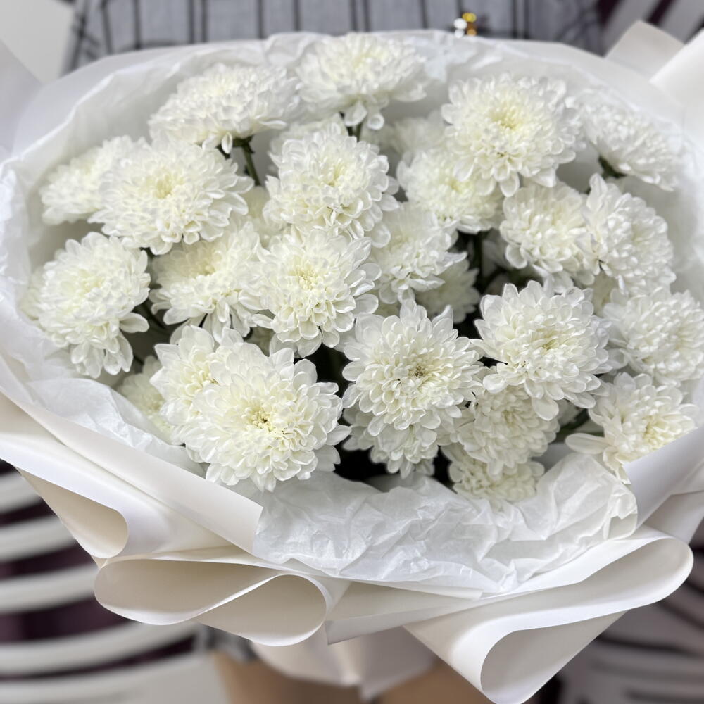 Букет из белый кустовых хризантем