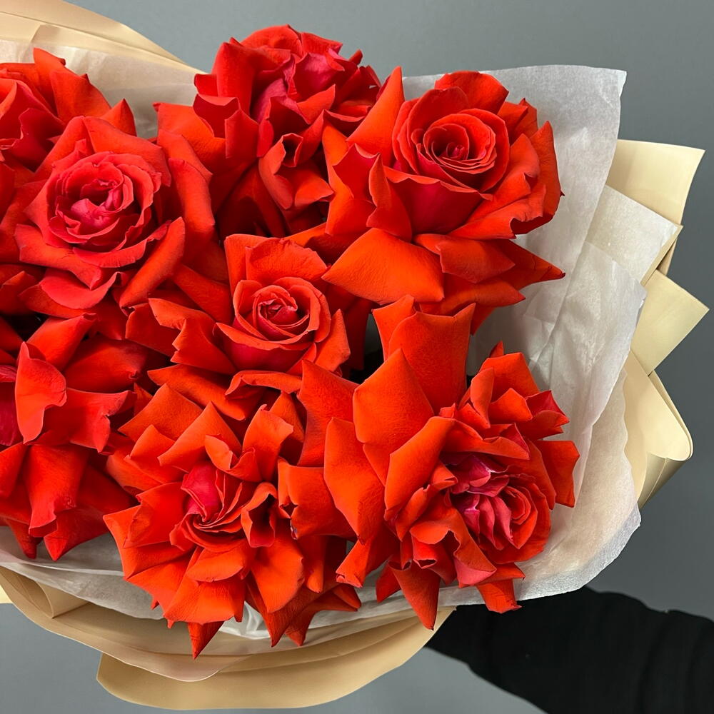 🌹 Букет «Алое Сердце» Элегантный букет из 9 французских роз сорта Нина — это воплощение страсти и утончённости