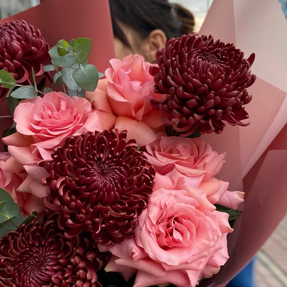 Букет с Французскими Розами и Хризантемами "Яркий Коралл"