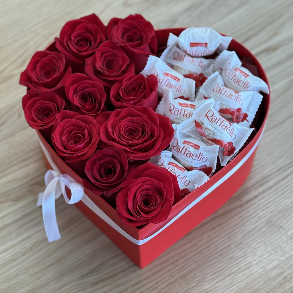 Сердце из 11 красных роз и Рафаэлло