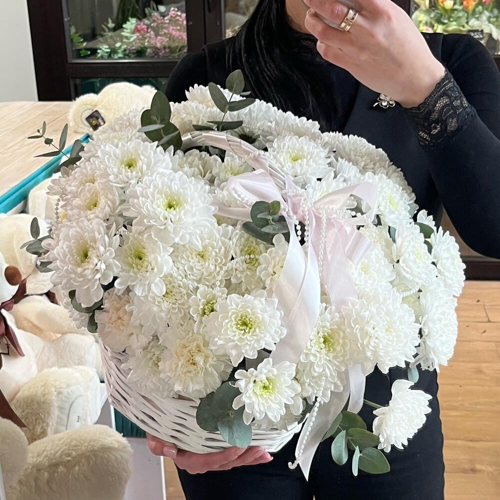 Корзина с белыми цветами