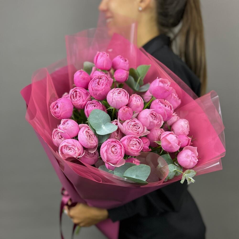 Моно букет  из Пионовидных кустовых роз сорта Silva Pink+ с эвкалиптом